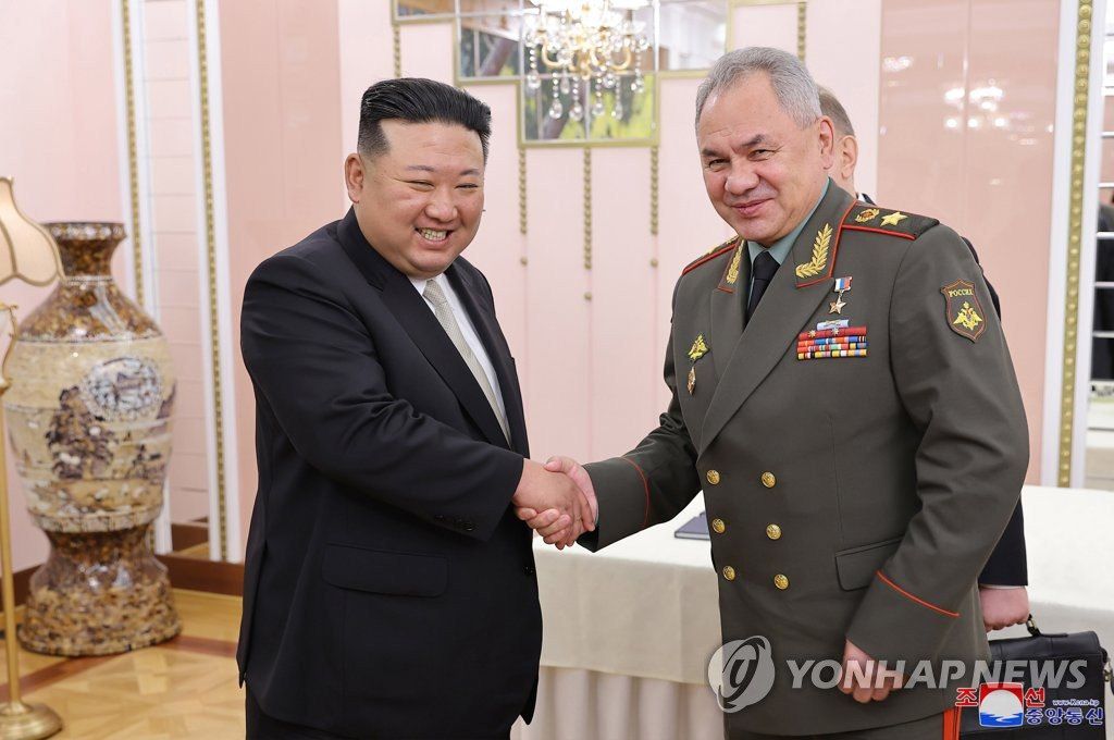 iswnews_ru's tweet photo. 🇰🇵🇷🇺 Министр обороны России Сергей Шойгу встретился с лидером Северной Кореи Ким Чен Ыном в Пхеньяне, обсудить вопросы безопасности.

🔸 Отмечается, что глава Минобороны России передал послание Путина лидеру КНДР. https://t.co/echtrQksL8