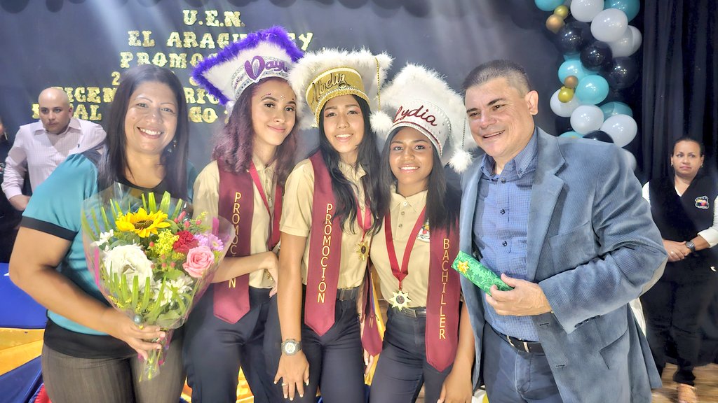 Muy contento y emocionado por haber sido el padrino de la XI promoción de la Unidad Educativa "El Araguaney" de La Vega, donde 44 nuevos bachilleres cursaron formaciones productivas del <a href="/Incesocialista/">Inces</a> 
#MaduroSíVa #BachillerProductivoInces