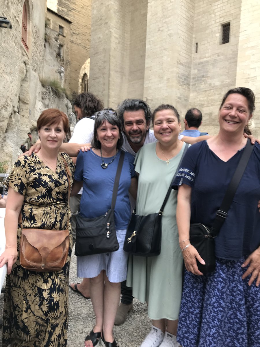 LaSceneIndep's tweet photo. Apéro’pro @lasceneindependante au pied du Palais des Papes au #RougeGorge le 12 juillet  #Off23 @festOffAvignon #spectacle #festival #avignon https://t.co/fn6neCy4rr