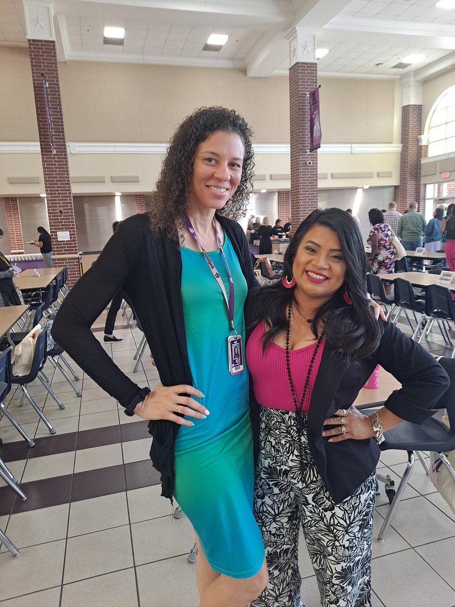 Look at that new Teacher Evette Guerrero (right). She's going to be AH-MAZING <a href="/NewCATS_AISD/">NewCATS</a> #AchievingExcellence
