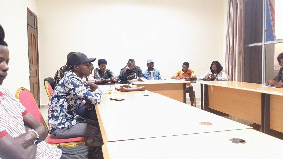 Birikuba nonaha muri sale y'inama <a href="/kimironkosecto6/">Kimironko Sector</a> 
Abagize inzego zose z'urubyiruko higanjemo <a href="/RwandaYouthVol1/">Rwanda Youth Volunteers</a> <a href="/CityofKigali/">City of Kigali</a>
ba <a href="/RYVCP_Gasabo/">Gasabo Youth Volunteers</a> kurwego rw'umurenge  bateranijwe muri iyi sale barebera hamwe uko ibikorwa by'urubyiruko rwa Kimironko bizakorwa muri ibi biruhuko