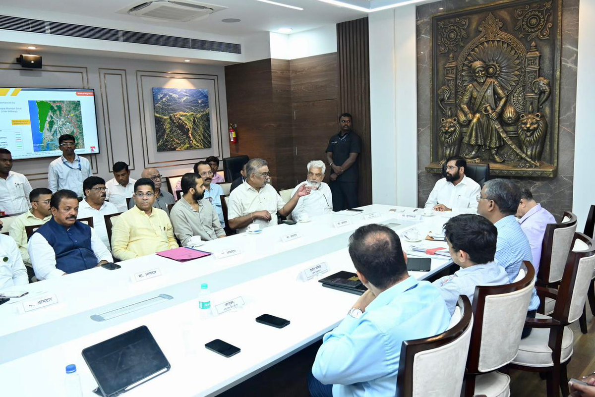 kshitijhthakur's tweet photo. In our meeting with the Maharashtra CM Shri Eknath Shinde ji, the proposal of multi-modal corridor was sanctioned. Originally, the corridor was from JNPT to Naigaon, but will now be extended up to Virar. The dream project will connect one end of the city to the other
#VasaiVirar https://t.co/6BLEFXlwTj