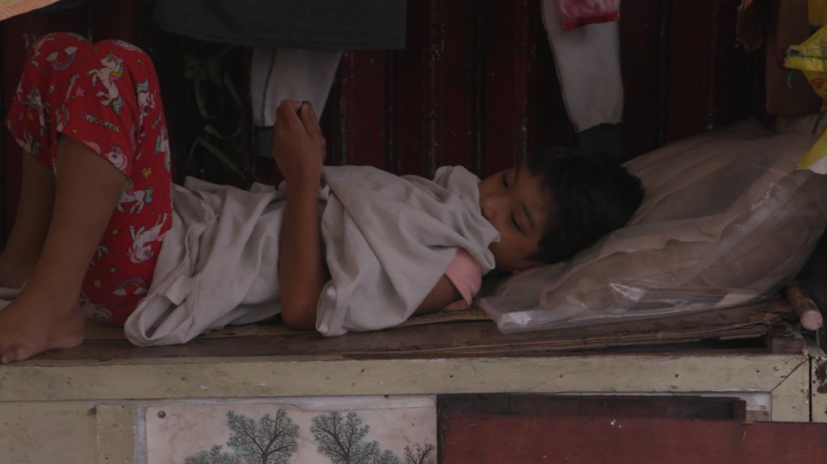 IWitnessGMA's tweet photo. Iba ang kinikilalang ina ng 11 taong gulang na bata na si Tina dahil sa magulong buhay ng kanyang tunay na mga magulang. Ayon sa tumatayong ina ng bata, parehong lulong sa droga ang mga magulang ni Tina.

#IsangDekadaIsangKariton
#IWitness https://t.co/aoUdbisPuo