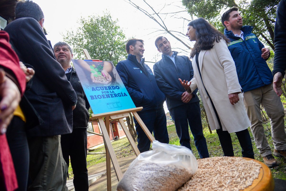 Seguimos avanzando en energías limpias y sostenibles🌱⚡️ ✍️Hoy los ministros @tvalenzuelavt y @DiegoPardow firmaron un convenio entre @MinagriCL y @MinEnergia para colaborar por una matriz de calefacción limpia🏡e impulsar la creación de una Estrategia Nacional de Bioenergía🔌🌎