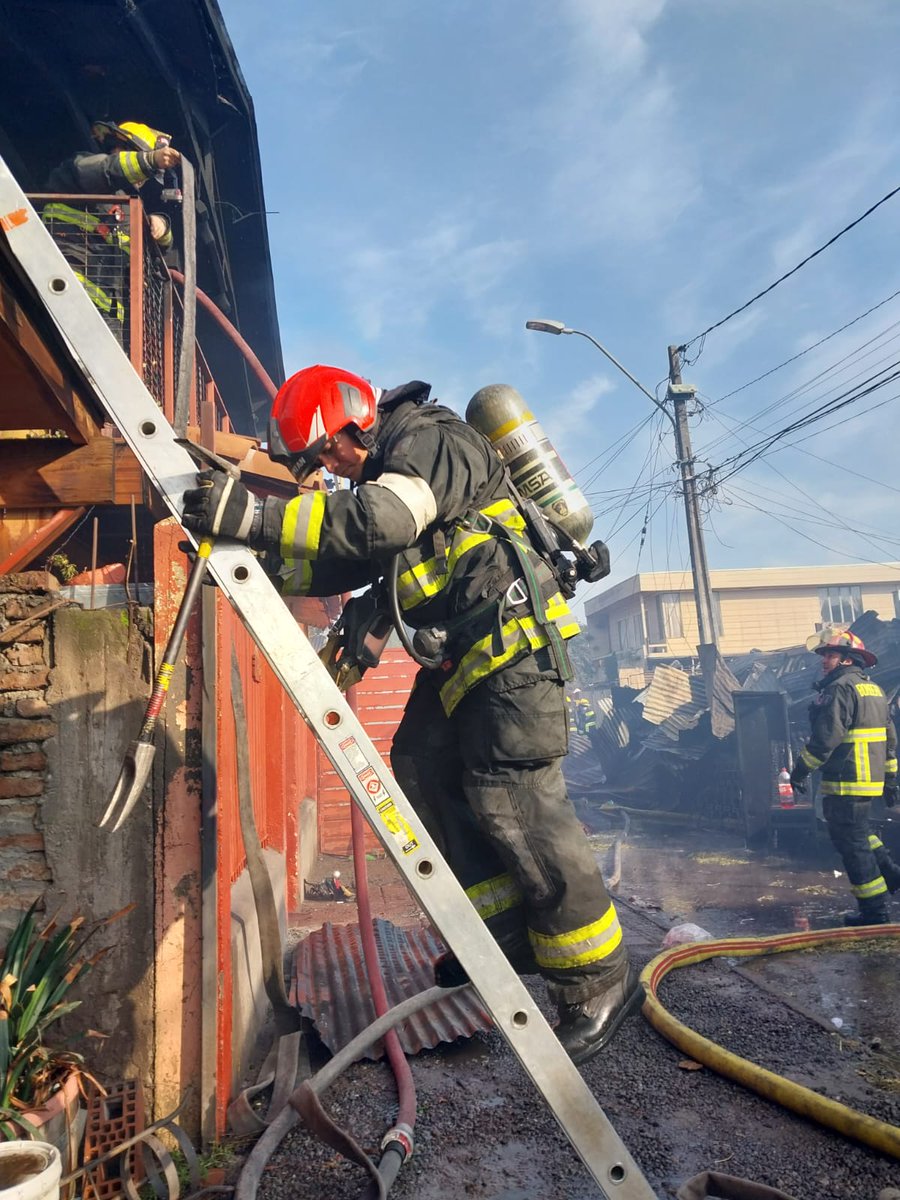 Quinta_conchali's tweet photo. Nuestro Personal, encabezado por nuestro Capitán, trabajó en 2ª Alarma de Incendio en las Intersecciones de Pasaje N y Calle 1, Comuna de #Huechuraba https://t.co/1VUTTFRtgI