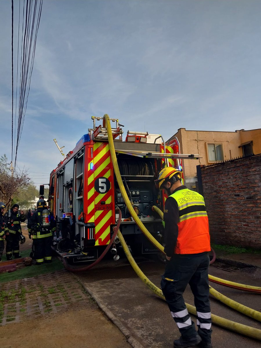 Quinta_conchali's tweet photo. Nuestro Personal, encabezado por nuestro Capitán, trabajó en 2ª Alarma de Incendio en las Intersecciones de Pasaje N y Calle 1, Comuna de #Huechuraba https://t.co/1VUTTFRtgI