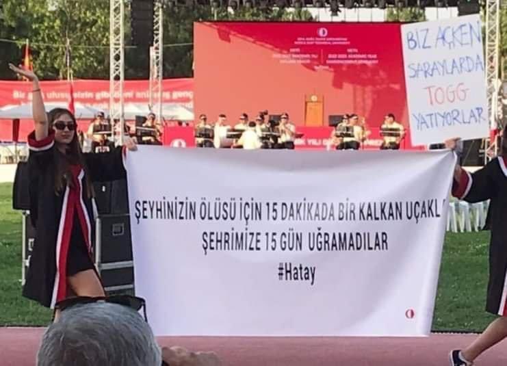 hataylifilozof's tweet photo. Hatay Havalimanı 

Açık ;

Ancak,

Uçaklar Adana da....

Biletinizi İstanbul dan Hatay'a diye alıyorsunuz, 

Uçak Adana' ya iniyor.

Biletinizi Hatay'dan  istanbul'a diye alıyorsunuz,
 
Uçağa Adana' dan biniyorsunuz. 

Hizmet bu kadar değil, 

Hatay'dan Adana'ya karşılıklı ücretsiz servis de düşünmüş. 

Uçağın kalkış saatinden yaklaşık 5 saat önce, 

Hatay havalimanı gidiyorsunuz,

Ücretsiz servis sizi Hatay Havalimanın kapısında karşılayıp, Adana havalimanına kadarda götürüyor. 

Yada, oradan alıp Hatay havalimanına kadarda  getiriyor.

Yani,

Günlerdir;

Hava muhalefeti nedeniyle diye,

Böyle  gelinip, 
Böylede gidiliyor,

Ve uçak ile hızlı konforlu yolculuk yapmış oluyorsunuz. 

Allah yardımcımız olsun.

Yarım sene oldu . @BilalEksiTHY     @TK_TR bilet satmaya devam ediyor . Hakkımız helal olsun mu ?