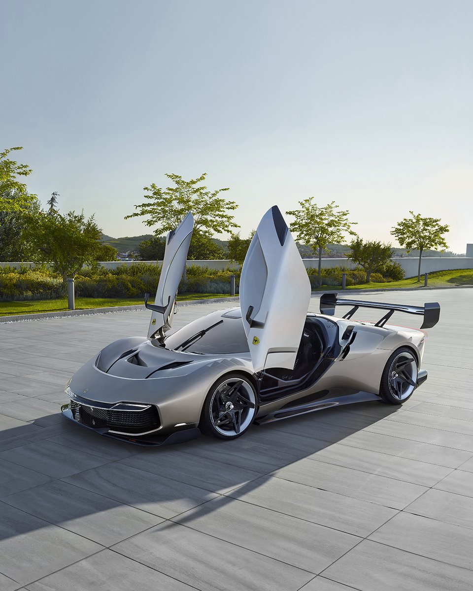 FerrariJPN's tweet image. サーキットでの装いの #FerrariKC23 を目撃。電動エアインテーク・ベントや堂々とした着脱式リヤ・スポイラーなど、最先端のエアロダイナミクス・ソリューションが、エレガンスと爽快感の完璧な融合を体現したレーシングカーとして、ユニークな #FerrariOneOff の二面性を表現。 #Ferrari #フェラーリ