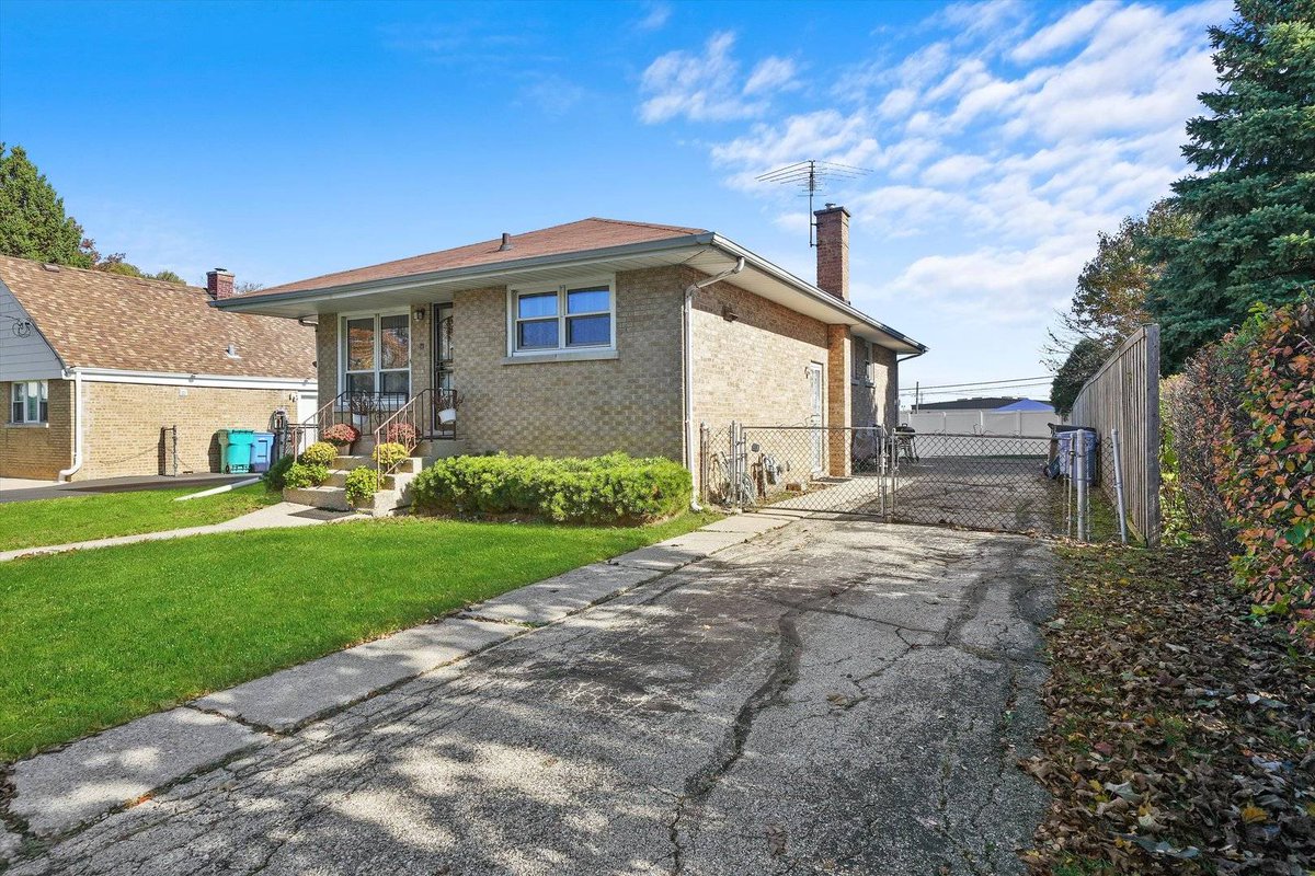 habloft's tweet photo. Pending!
Our office did a great job securing a buyer for our seller. 

17 N Lind Avenue, Hillside, IL 60162 just hit the market!
Take a look at this awesome space: https://t.co/0HNBCU2NDx 

#habloft https://t.co/N8XH5A6opa