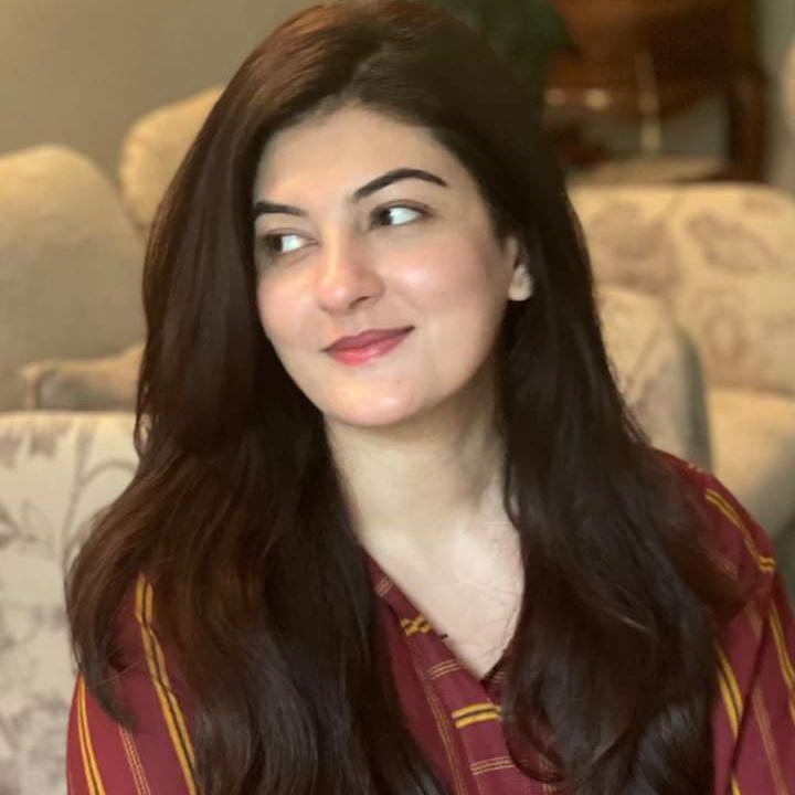خاص تھے کبھی ہم بھی کسی کی نظروں میں 
مگر نظروں کے تقاضے بدلنے میں دیر کہاں لگتی ہے..

#قومی_زبان