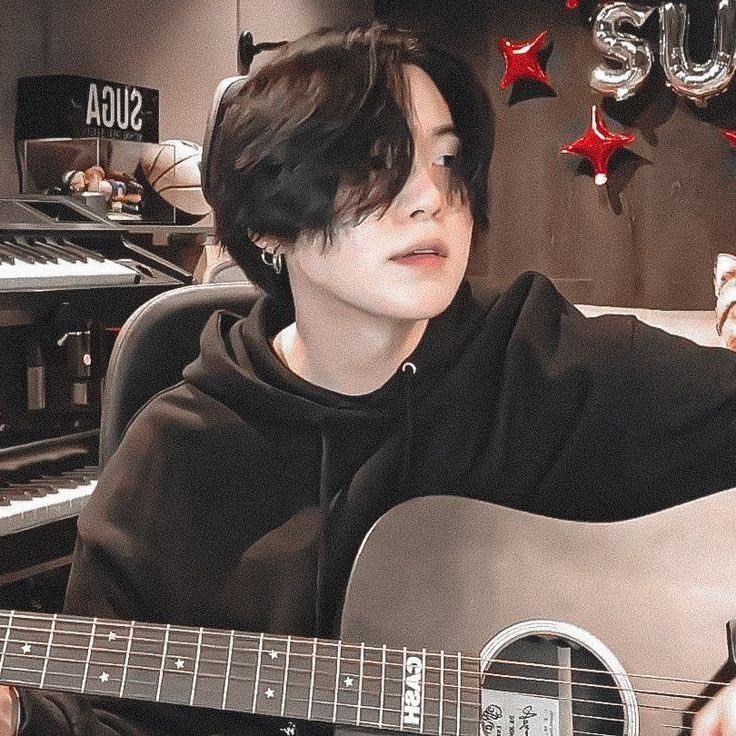soft_ymer's tweet photo. #yoonmin #yoonminau 

Тонкие пальцы Юнги перебирают струны гитары, пока он старается настроиться на правильную игру, но нужная мелодия всё никак не идёт на ум. За окном стелится ночь, а темное освещение студии лишь усугубляет ситуацию. https://t.co/188aTyqlde