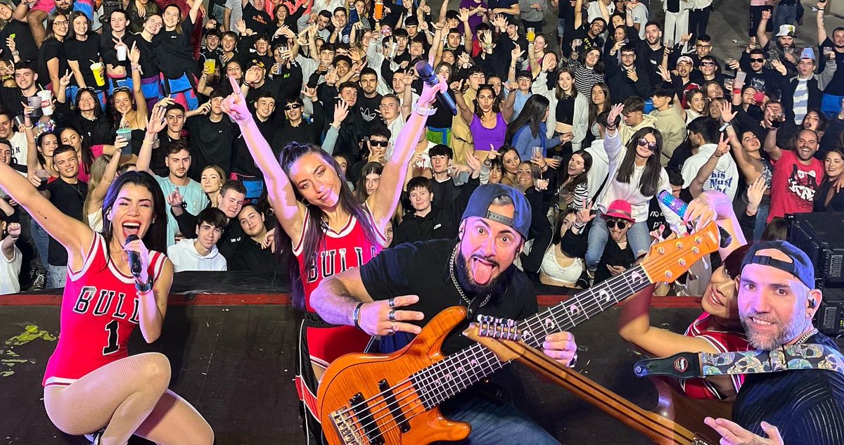 Que buenaaa fiesta 🎉 🎉💃🏻💥✨🎉💥 bailamos hasta mas no poder y cantamos con toda el almaaaa!! Estamos tan agradecidos de poder compartir con vosotros la mejooor noche❤️ gracias #sacramenia esperamos vernos muy pronto!! 
-
FUERA DE LO NORMAL TOUR 2023 esto es AZABACHEEEEE!!💥