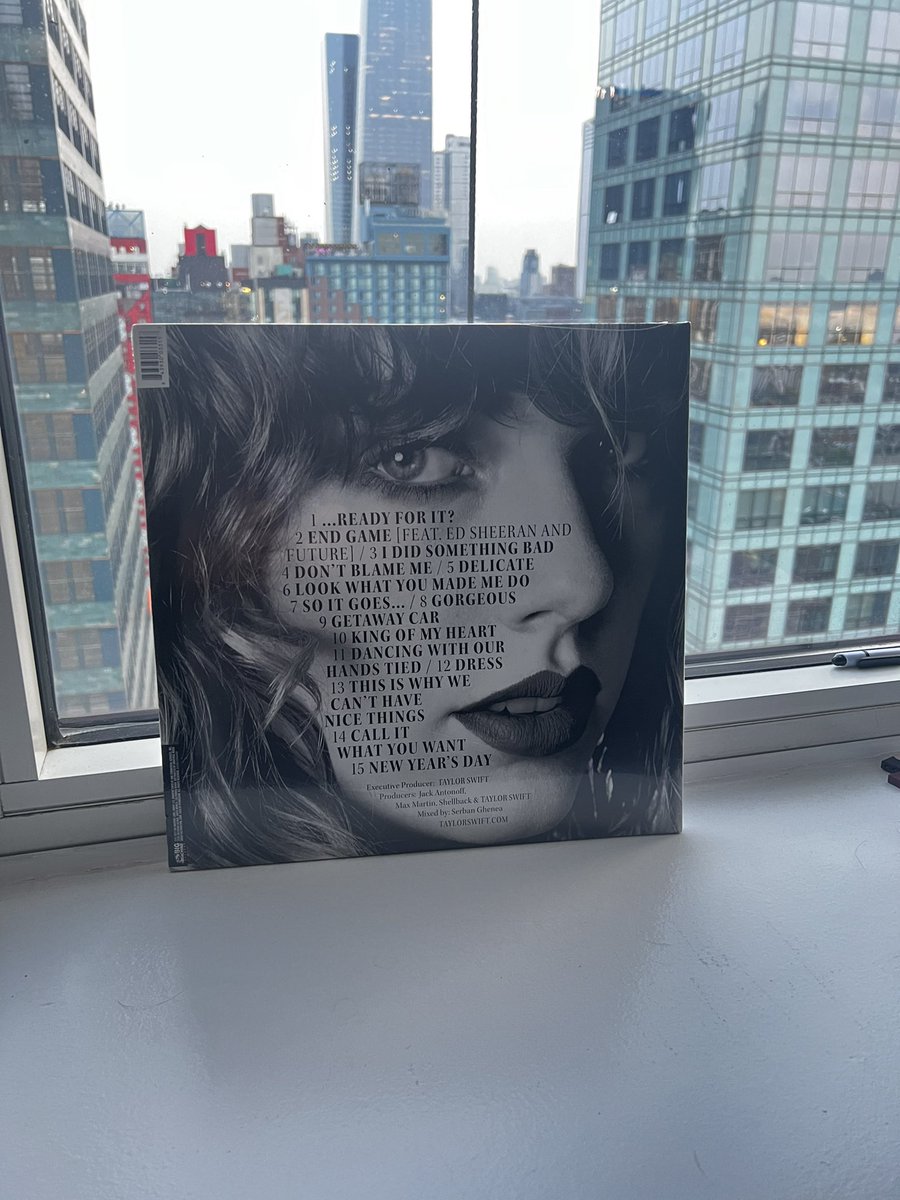 Calling all #swifties! It’s #giveaway time! 

I recently received an extra copy of Reputation, so I figured I’d share the love. It’s the double picture disk pressing and never opened! Open to anyone, anywhere!
Follow and retweet to enter! 
#TaylorSwift