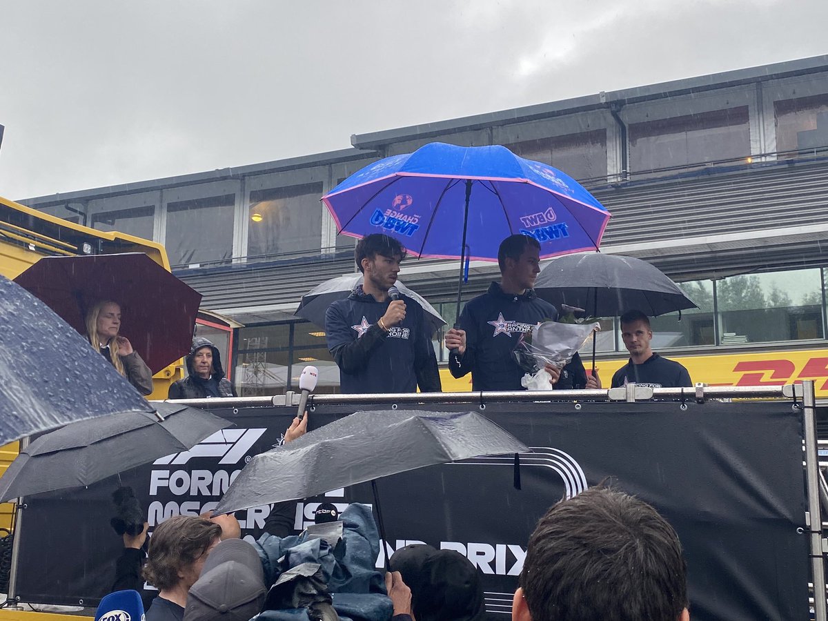 TearOffFR's tweet photo. La "Course pour Anthoine", initiative lancée par Pierre Gasly en hommage à Anthoine Hubert mais aussi à Dilano van't Hoff, a démarré du côté de Spa-Francorchamps ! 🙏

De nombreuses personnes du paddock, toutes catégories confondues, sont venues malgré les conditions météo difficiles ! ⭐️

(📸 @ChrisMedlandF1 /@thomasmaheronf1)

#F1 #BelgianGP