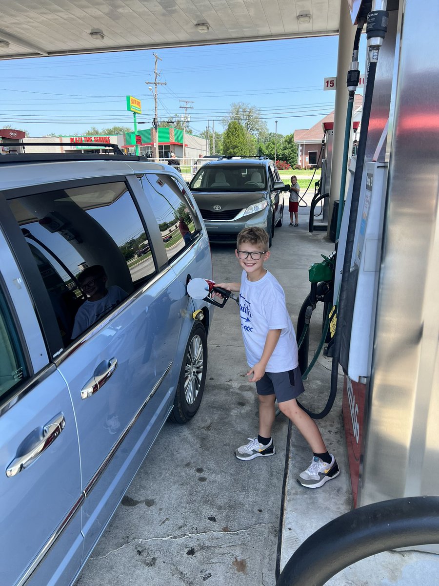 HoingRachel's tweet image. These cutie @Sequiota boys are helping fill up our vans today @kumandgo to support the @Foundation4SPS  through the #Gallons4Growth fundraiser. 5 cents from every gallon of gas sold will benefit the Foundation in support of @officialSPS students and classrooms. #SupportSPS