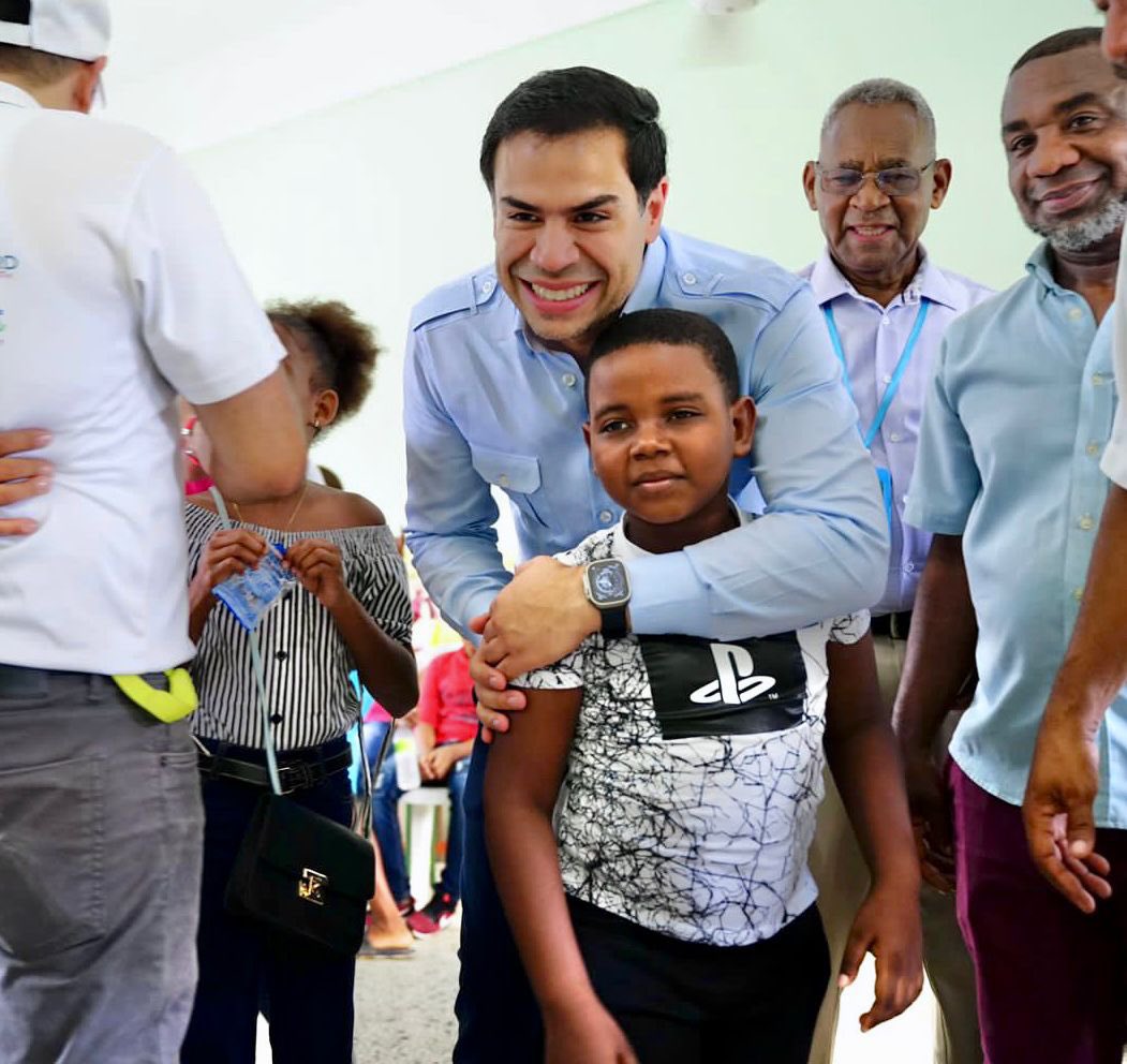 🚙¡La ruta de la inclusión social llegó a Hato Viejo, San Antonio de Guerra! Con las jornadas #SantoDomingoPrimeroTú!

En cada paso que damos, nuestra prioridad es asegurar que todos los ciudadanos tengan igualdad de acceso a los servicios y políticas sociales del gobierno del