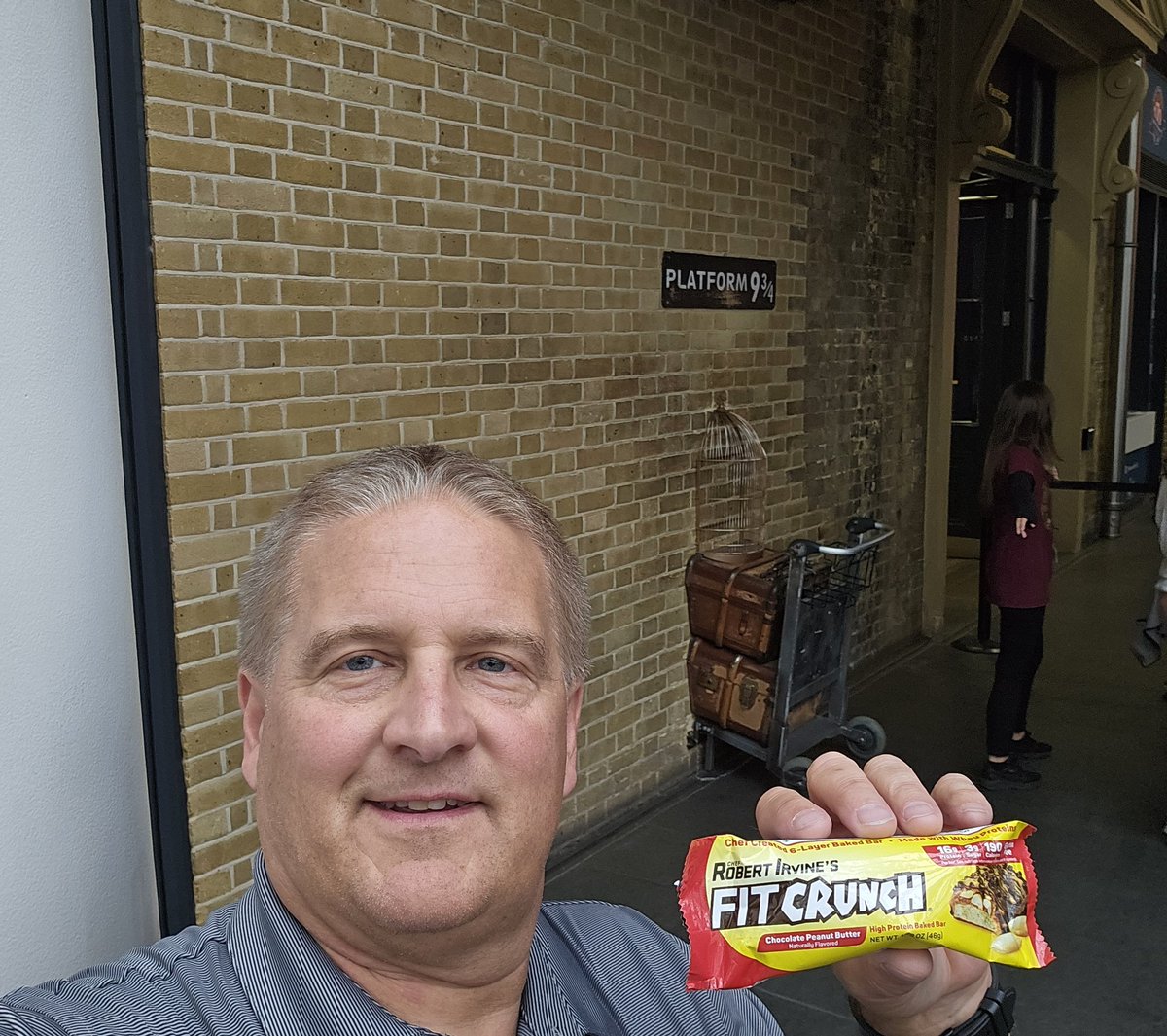 andykunzmann's tweet photo. Finishing off the week in the UK with @RobertIrvine's @FitCrunchBars at #KingsCrossStation
#TeamIrvine #FitCrunch  #PlatformNineAndThreeQuarters #HogwartsExpress #London https://t.co/wShORPLm8r