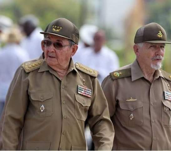 La Ciudad Escolar 26 de Julio recibió en la madrugada de este histórico 26 de Julio al líder de la #Revolución, General de Ejército Raúl Castro Ruz y Ramiro Valdez Menéndez protagonistas del asalto al Cuartel Moncada, que orgullo de tenerlos vivos 70 años después. 

#70Moncada