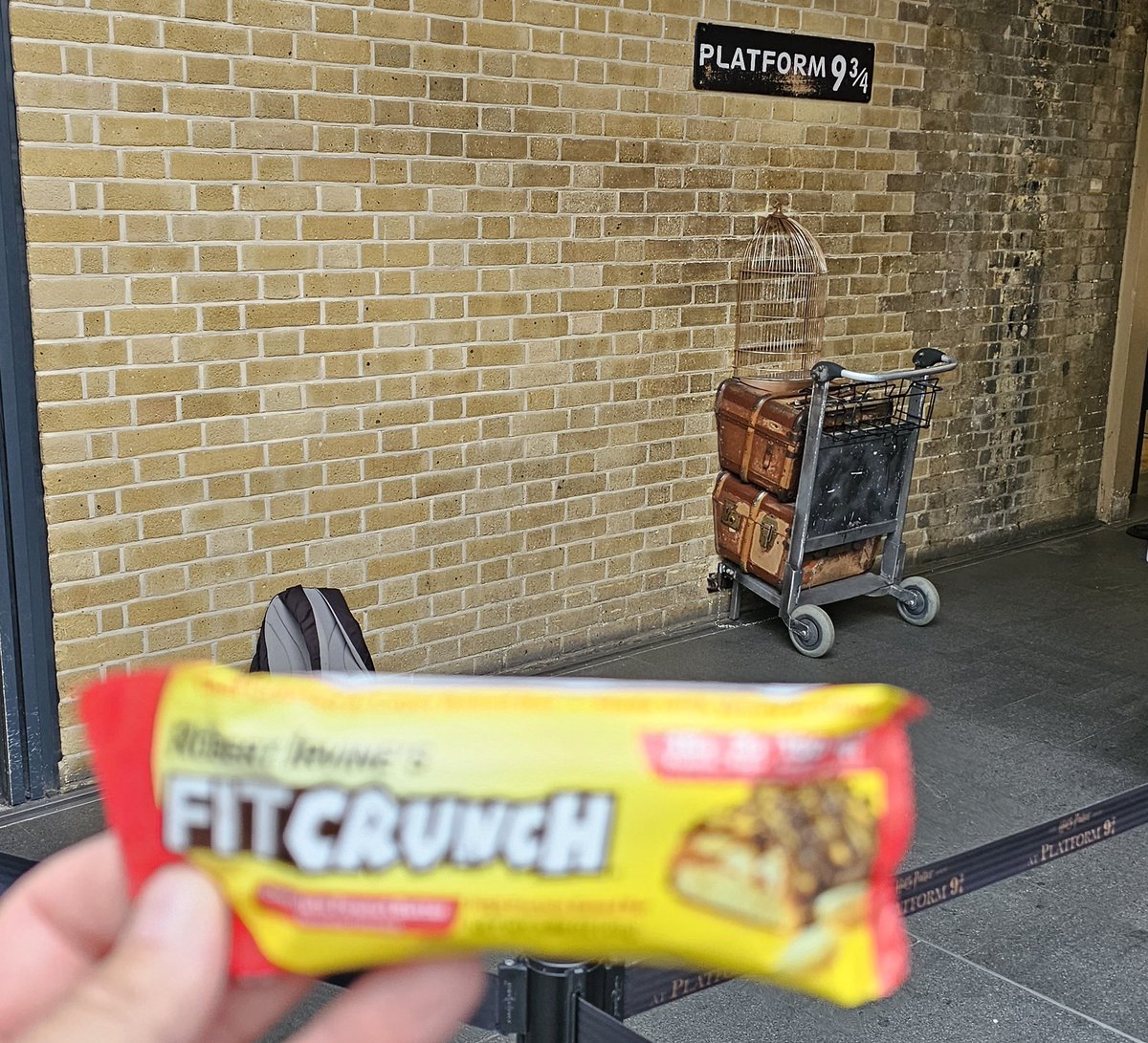 andykunzmann's tweet photo. Finishing off the week in the UK with @RobertIrvine's @FitCrunchBars at #KingsCrossStation
#TeamIrvine #FitCrunch  #PlatformNineAndThreeQuarters #HogwartsExpress #London https://t.co/wShORPLm8r