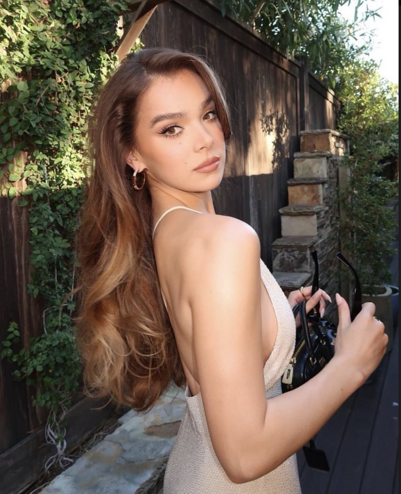 archiveshailee's tweet photo. HAILEE STEINFELD OH MY GOD https://t.co/6bjVKYFhEj