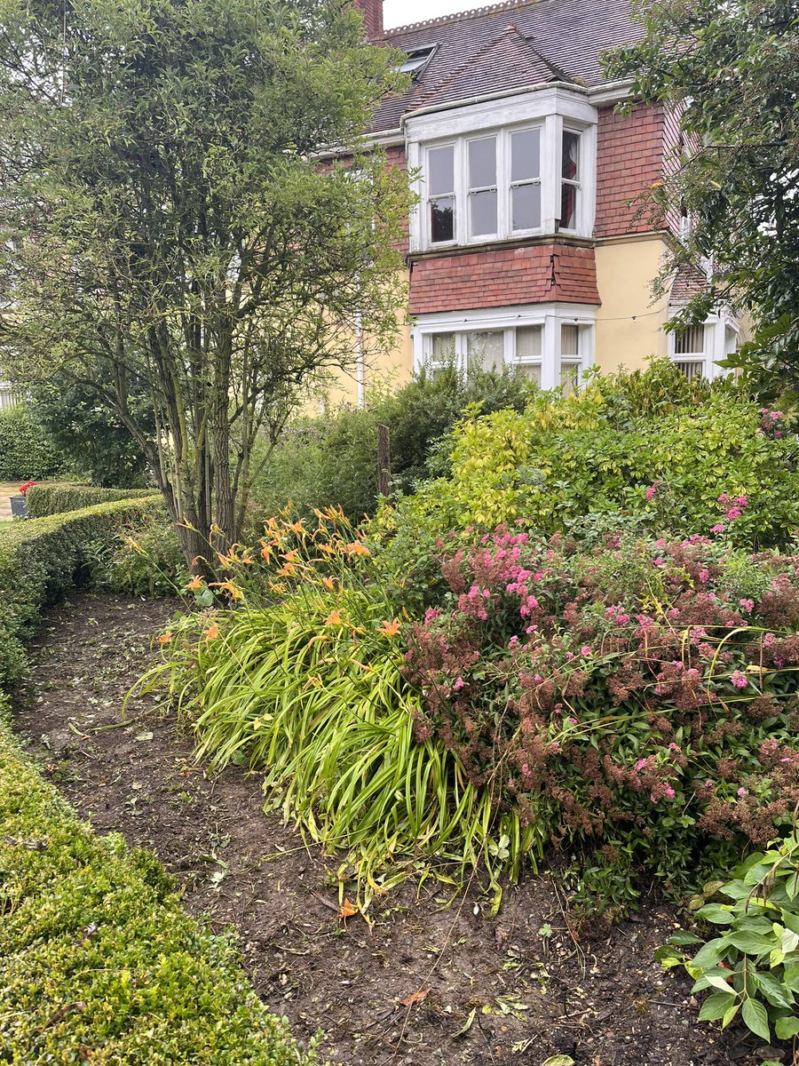DH_Maintenance's tweet photo. As #greavsie would say it was a #funnyoldday - #rain #sunshine #wind & #humid 🙈 dodging the #rain it was a #tidying #weeding & #cutting back day 👍 & got lots done 🙂 have a great evening everyone ❤️ https://t.co/dwdQ27ViJU