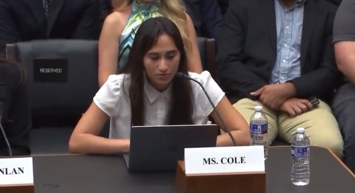 ABD Kongresi’nde bugün trans çocuklar hakkında ifadeler dinleniyor

12 yaşında erkek olmak için ailesi yardımıyla cinsiyet değiştirmeye başlayıp 16 yaşında pişman olan ve eski cinsiyetine dönen Chloe Cole:

“Çocukluğum mahvoldu.

Sevilmeye ihtiyacım vardı. Sorunlarımı atlatmam