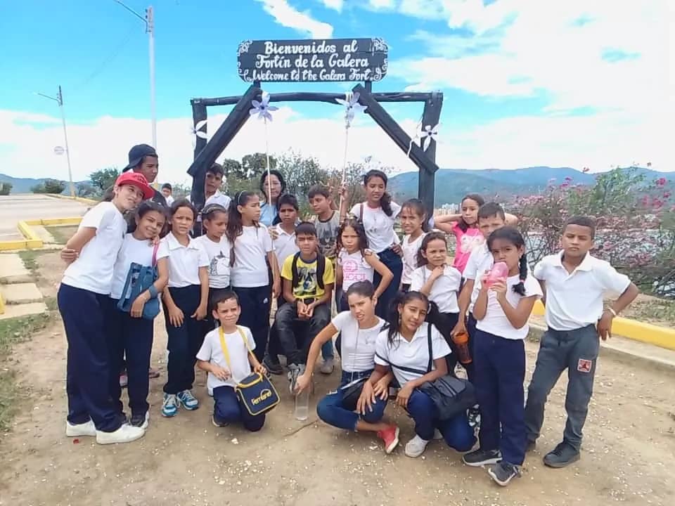 FNNSimon's tweet photo. Como parte de las actividades del Plan Vacacional 2023 “Mundo de Colores”, nuestra Regional Nueva Esparta llevó a los niños, niñas y jóvenes al Fortín de la Galera, también conocido como El Fortín de la Libertad, ubicado en la ciudad de Juan Griego, estado Nueva Esparta https://t.co/hOitRpYJoh
