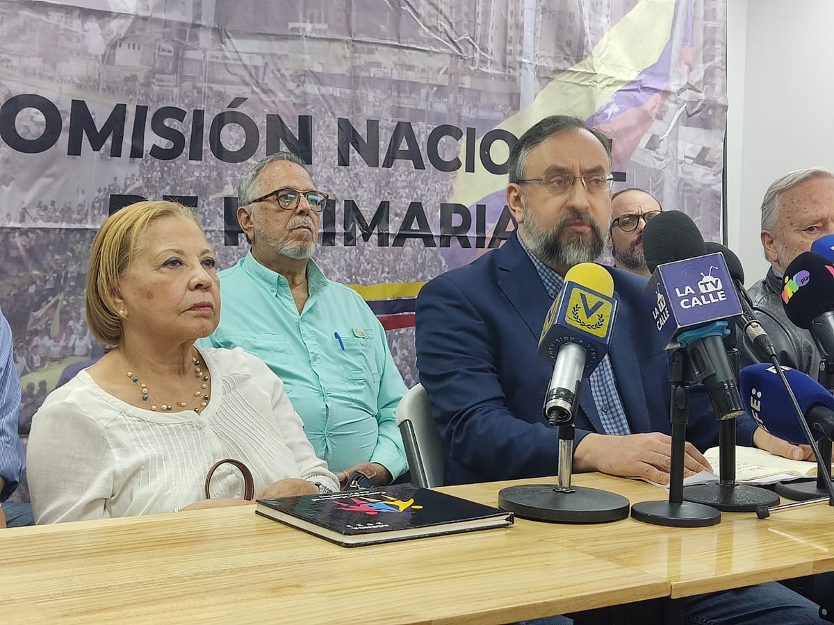 Jesús María Casal informa en declaración a la prensa que fue aceptada la renuncia de María Carolina Uzcátegui a la Comisión Nacional de Primaria y resolvieron que Mildred Camero asuma la vicepresidencia del órgano rector de la elección del 22 de octubre.