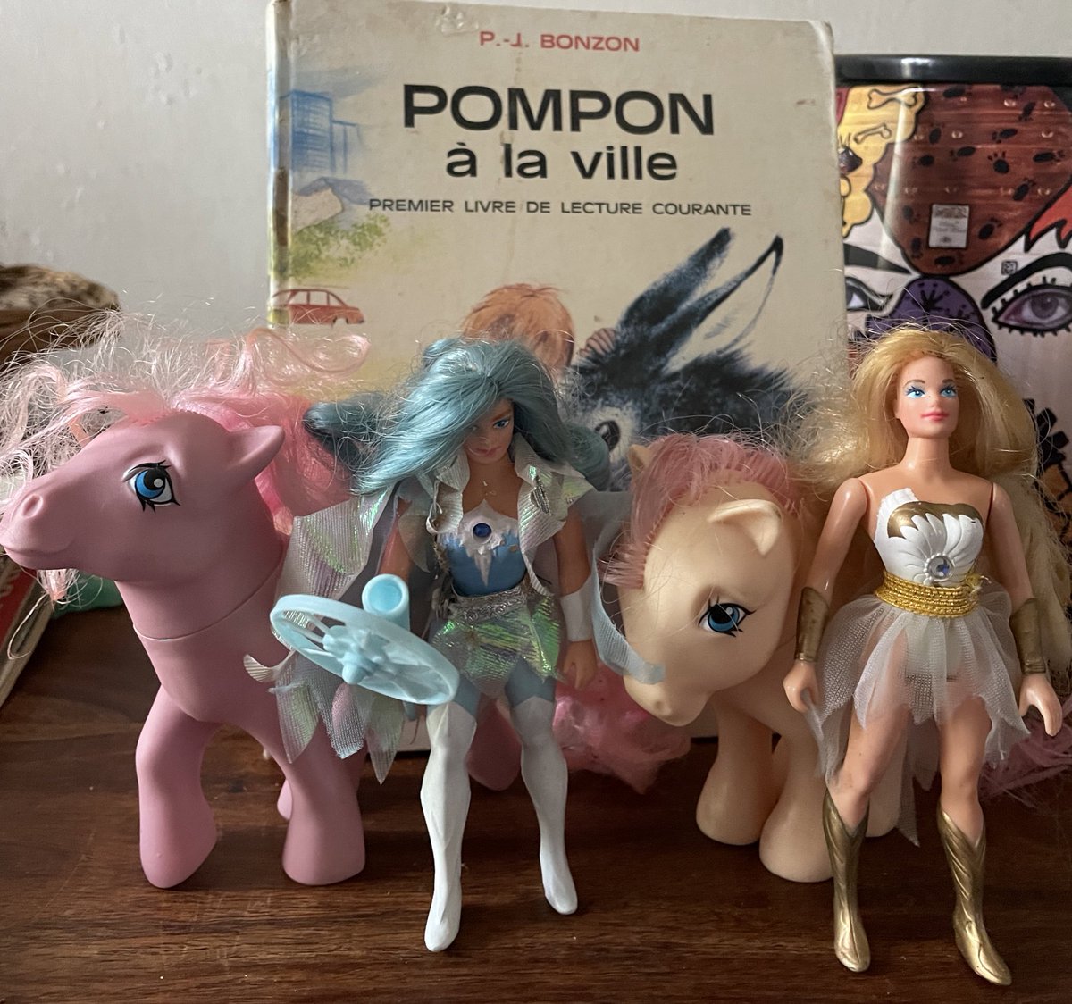 Alors petit poney, ma mémoire maîtrise, mais est ce que quelqu’un se rappelle de ces poupées gladiateurs ? #generation80 #eighties #jouet merci 🤍🤍🤍