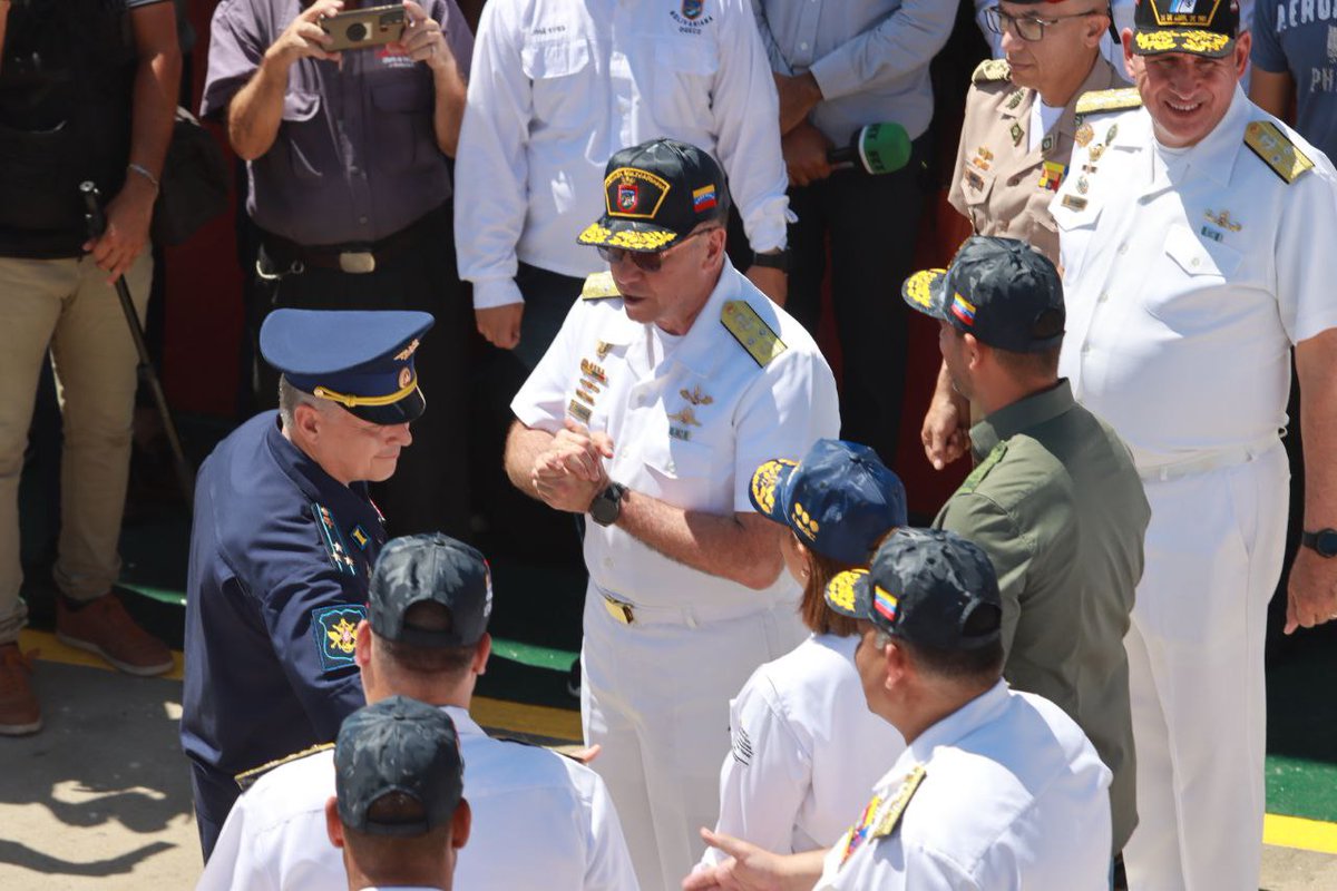 📌El Segundo Comandante y Jefe del Estado Mayor de la <a href="/ArmadaFANBVzla/">Armada_ve</a> <a href="/CentenoMass/">VA Edward Centeno Mass</a> en compañía del AMN y el Gobernador del Estado La Guaira <a href="/Jateranoficial/">José Alejandro Terán</a> dieron la bienvenida y condecoraron con la Medalla Bicentenaria al BE "Perekop" de la Armada Rusa 🇷🇺

#SoyBicentenario