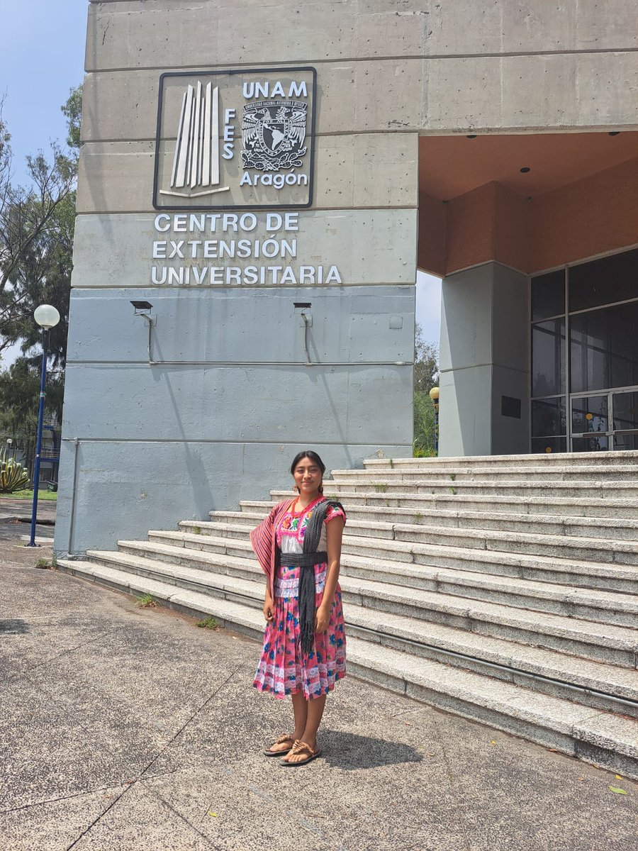 MVMNoticias's tweet photo. 🟦 #Oaxaca | ¡Orgullosa de sus raíces, joven chatina porta su indumentaria tradicional en la #UNAM!
La oaxaqueña, Valeria Donají Méndez Cruz, originaria de Santos Reyes Nopala, de la región #Chatina de Oaxaca, acudió a la entrega de reconocimientos de la licenciatura de Periodismo y Comunicación por parte de la FES Aragón de la UNAM, portando su vestimenta típica.
La joven, incluso, recibió mención honorífica por mantener un promedio de 9.9.
#OrgulloOaxaqueño
@UNAM_MX @FESAragonUNAM