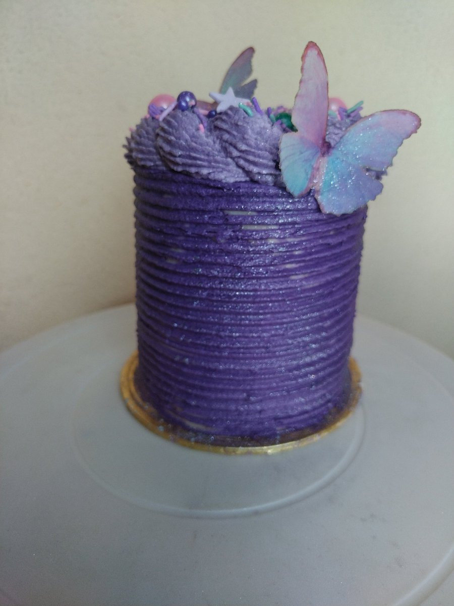 teeMorkels's tweet photo. We are still at it. Don't forget to place an order. Let me take care of your cake needs! ❤️💜

#bento #4inch #cupcake #piping #purple #pink #cake #passion #dedication #fun #delicious #homebaker #love https://t.co/BigeOyzGuJ