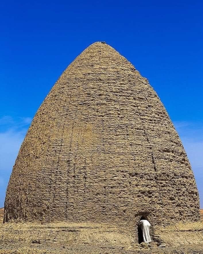 Africax5's tweet photo. Traditional Architecture.

Tukuls are round huts made of mud, grass, millet stalks, and wooden poles, with thatched conical roofs which are a common type of rural housing in South Sudan. https://t.co/IcP5i2DtIC