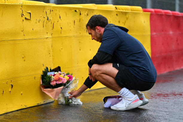 PG10__Inside's tweet photo. 🙏🏻💜 

#F1 #BelgiumGP #AH19 https://t.co/DW5PyLj3PX