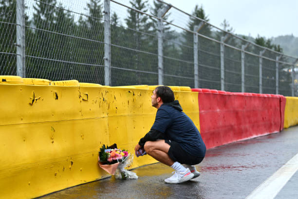 PG10__Inside's tweet photo. 🙏🏻💜 

#F1 #BelgiumGP #AH19 https://t.co/DW5PyLj3PX
