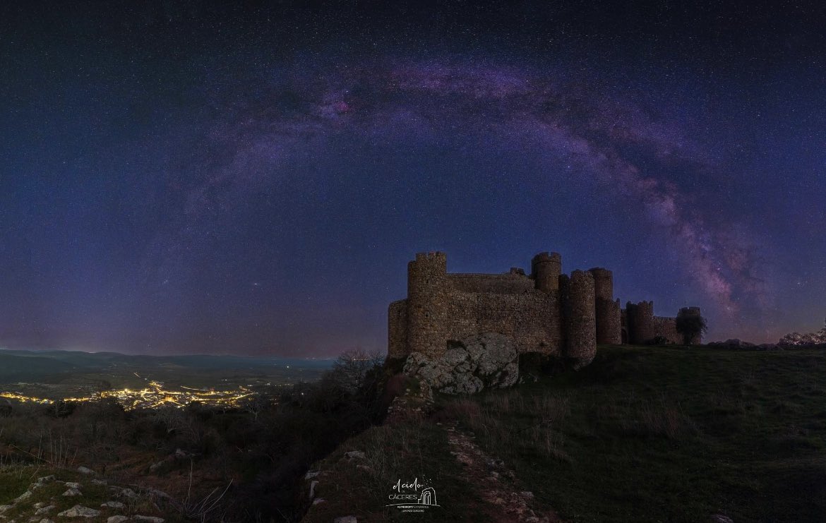 La fortaleza de un pueblo en lucha.
Salvatierra de los Barros 💚🤍🖤
#SalvaTuTierra
#NoAlMacrovertedero
📸 <a href="/lorenzocordero/">LORENZO CORDERO</a>
 <a href="/cielodecaceres/">elcielodecaceres</a>