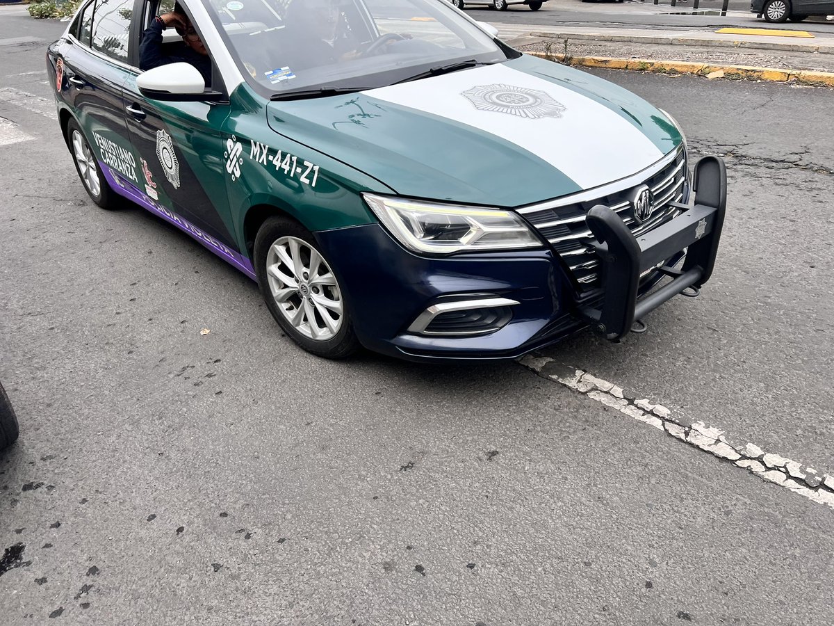 rdgzcruzarmando's tweet photo. @SSPCMexico  @SSC_CDMX @OHarfuch, porque el Oficial Marín abordó de esta unidad realiza funciones de Transito, intentando un cohecho con los automovilistas y al negarse comienza a tomar fotos de los vehículos y agredir verbalmente a los mismos? https://t.co/Py8zM15I0C