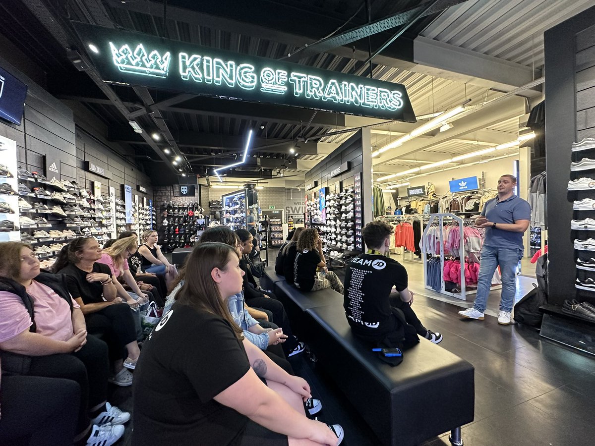 Jennifergaunt11's tweet photo. Security training with JD Sports tonight in Swindon ❤️ training the team with profit protection #JD #Swindon #ProfitProtection #stock #StockLoss #security #retail https://t.co/0bFEHKjFPC
