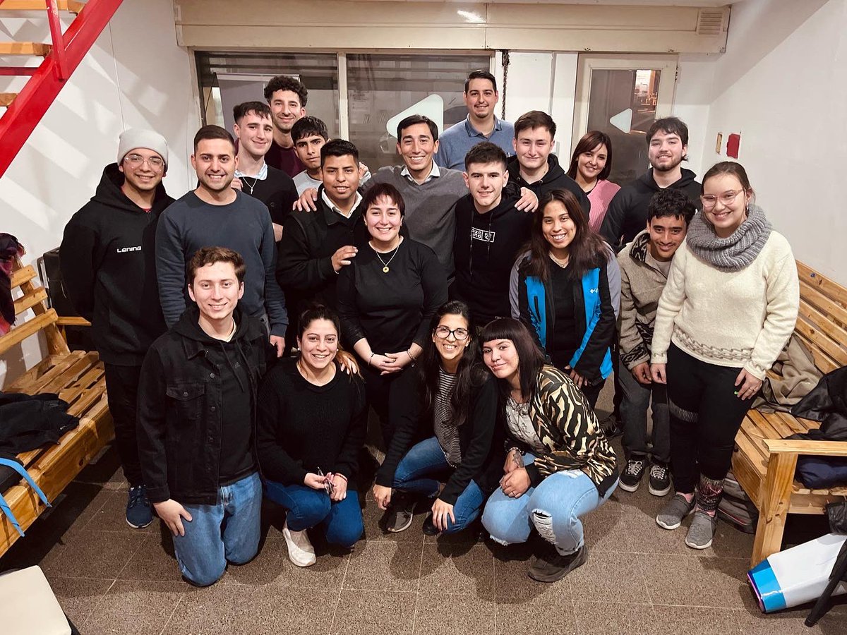 jprorosales's tweet photo. Nos reunimos con nuestro candidato a intendente @aramayonico.

Nos comento sus propuestas y la visión que tiene sobre Cnel. Rosales a futuro. 

También debatimos sobre temas de interés de los jóvenes. https://t.co/eIK6n79wUF