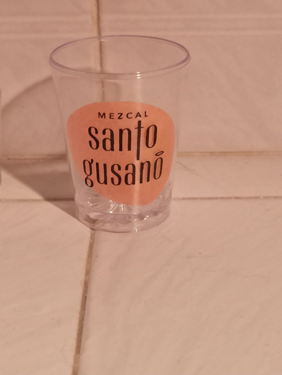 Hoy al empezar el concierto me dolía la garganta, pero después de que <a href="/carlosrivera/">Carlos Rivera</a>  me diera un chupito de <a href="/santogusano/">Santo Gusano</a> 
Adiós dolor🤣🤣💃💃