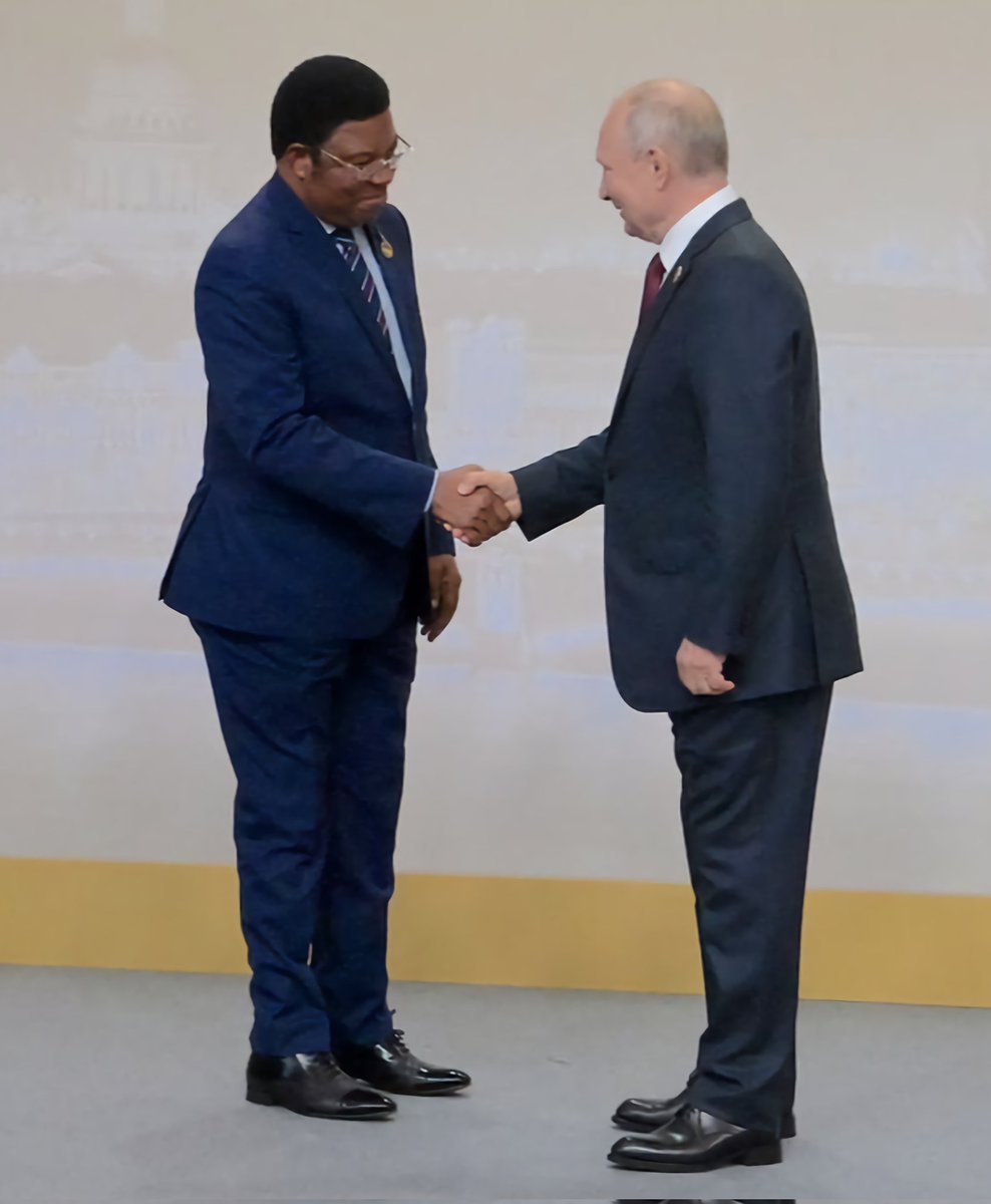 Taifazone's tweet photo. Akimuwakilisha Rais Dkt. Samia Suluhu Hassan kwenye Jukwaa la Kimataifa la Uchumi na kibinadamu Nchini Urusi, Waziri Mkuu Kassim Majaliwa amekutana na Rais wa Shirikisho la Urusi, Vladimir Putin baada ya Ufunguzi wa Jukwaa hilo Julai 27, 2023. #Majaliwa #Putin https://t.co/SaKD2FkbNN