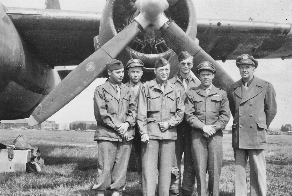 jaschaheifetz's tweet photo. Heifetz on arrival at an unidentified airstrip with his USO support team before that day's performance for the troops. Enjoy some streaming Heifetz on his home page: https://t.co/5XkUcGZrtJ #troopentertainment #USO #atthefront #propeller #aircraft #supportteam #bachfortheboys https://t.co/kDvbPrA2EP