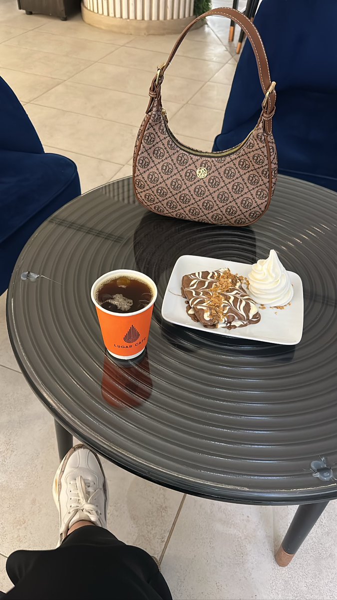 ie__2w's tweet photo. "يجيني مثل نور القمر ما يقبل التشبيه
 وكن الناس من حوله نجوم مالها داعي" https://t.co/nZfg9CJb9F