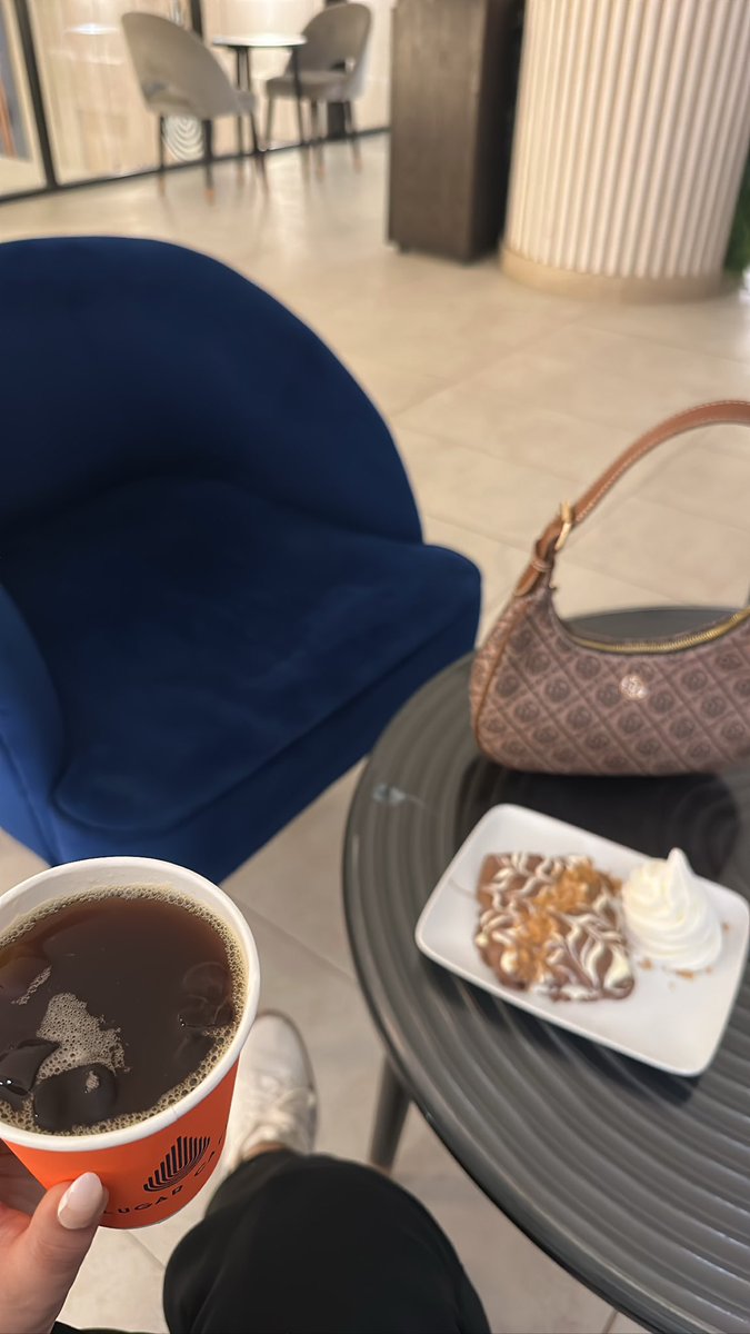 ie__2w's tweet photo. "يجيني مثل نور القمر ما يقبل التشبيه
 وكن الناس من حوله نجوم مالها داعي" https://t.co/nZfg9CJb9F