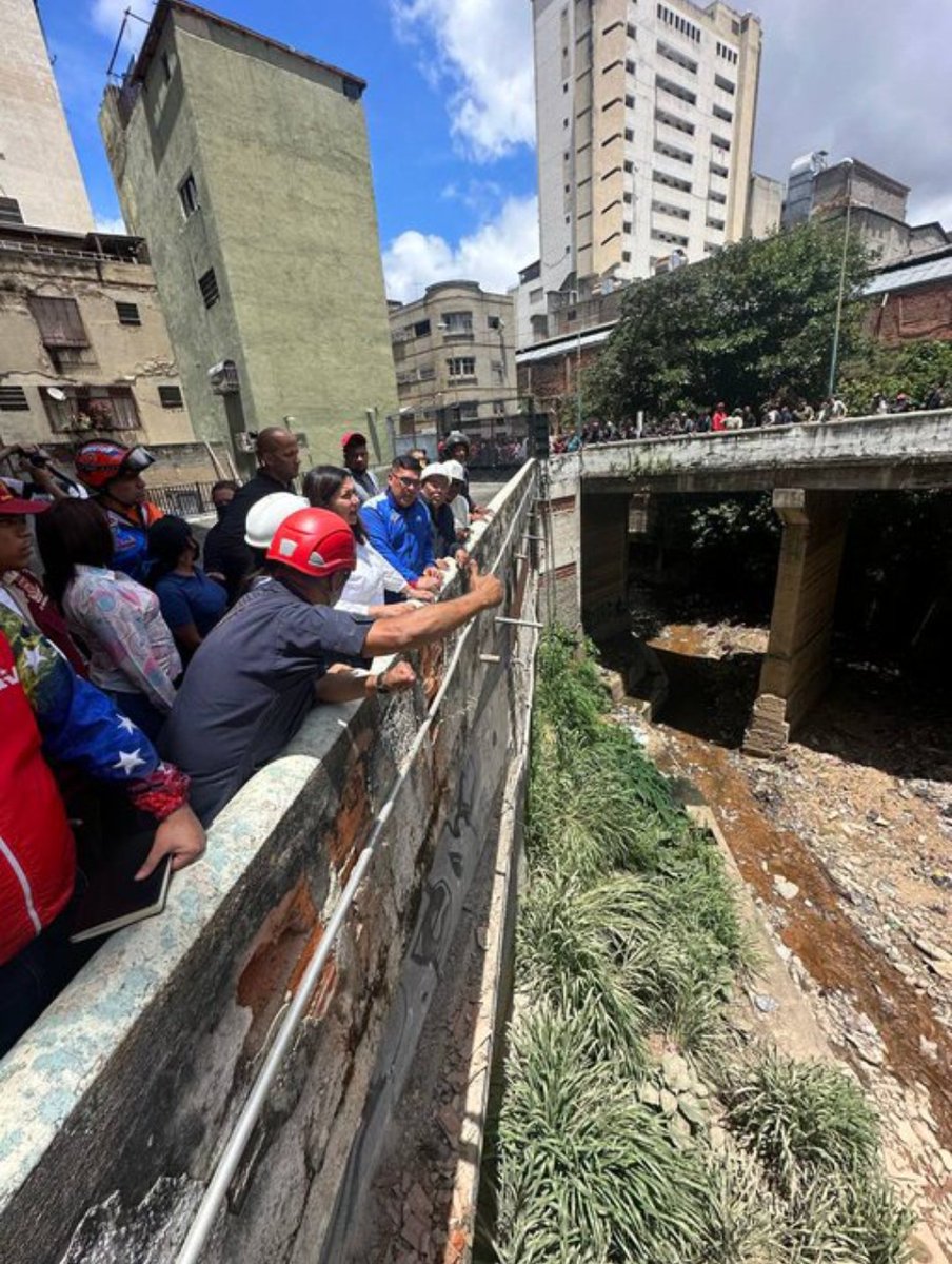 La alcaldesa de Caracas @gestionperfecta ante el colapso de una edificación en la paquia Altagracia, esta presente junto a equipos de Protección Civil, Bomberos y diferentes organismos de Seguridad Ciudadana se trasladaron al lugar desde la madrugada de este #27Jul.

#MaduroSíVa