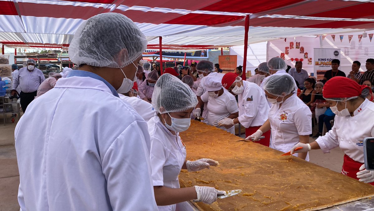 edisonral's tweet photo. #Lambayeque: 16 productores elaboran el king Kong más grande del Perú, con un peso de 1300 kilos y 8 metros de largo, en la semana tradicional de este producto. 

*Las acciones se ejecutan en el complejo Juan Masías, en Lambayeque. 

*Para el domingo se espera… 

1/2 https://t.co/1iV6nfRMH0