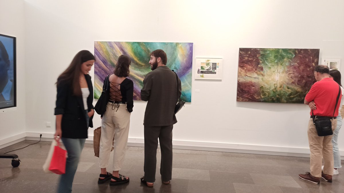 En la Sala de Expos. del Edif. Hco. de la <a href="/uniovi_info/">Universidad Oviedo</a> exposición "Pie de obra: Anexo", de  <a href="/saracanteli_/">Sara Canteli</a> hasta el 27 de agosto. Una treintena de creaciones producidas en la última década, toda una plasmación de formas y colores que conforman su visión reflexiva del mundo.