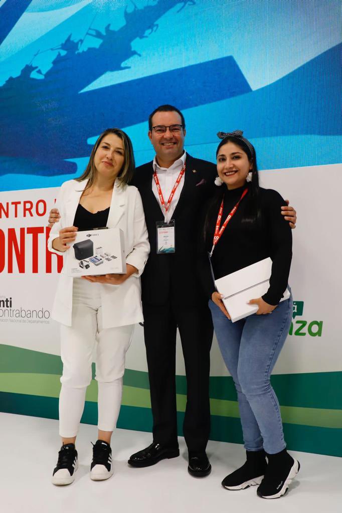 gobnarino's tweet image. Nuevamente nuestra Secretaría de Hacienda y nuestra Subsecretaría de Rentas recibieron por parte de @FNDCol y su Programa Anticontrabando el reconocimiento como uno de 12 mejores departamentos de #Colombia en la ceremonia especial de los premios ORCA.
#TodosContraElContrabando