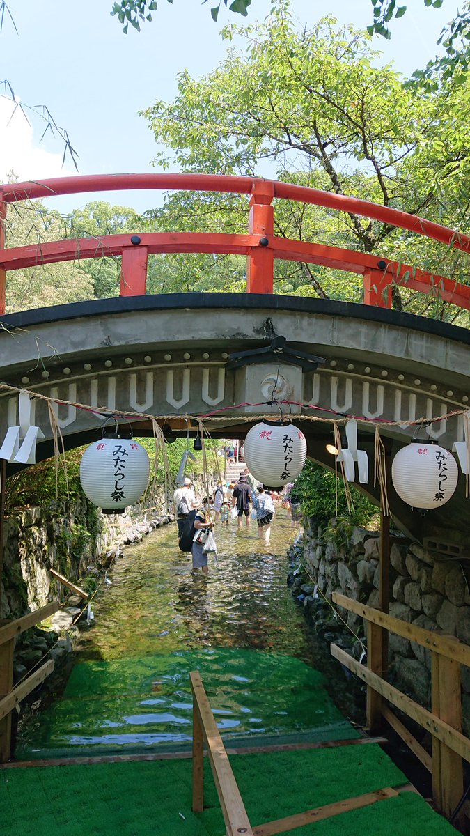 chi_cco's tweet photo. みたらし祭。
何年前やろう？までは(確か)朝5時からで、朝早く(もしくは夜の続き)で行くのん、空いてるし、水ほんまに冷たいし良かったなぁと毎年思う。また早朝復活してほしいな〜 https://t.co/T69zrjjaLe