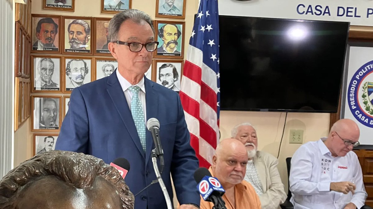 14ymedio's tweet photo. #Miami Ramón Saúl Sánchez no será deportado a Cuba y ahora podrá obtener su residencia en EE UU https://t.co/gNlg93hWwn

👉🏼El dirigente del exilio estuvo más de dos horas dentro del tribunal de inmigración y al salir dijo que lo sucedido fue "un acto de justicia" https://t.co/86RUh258hT